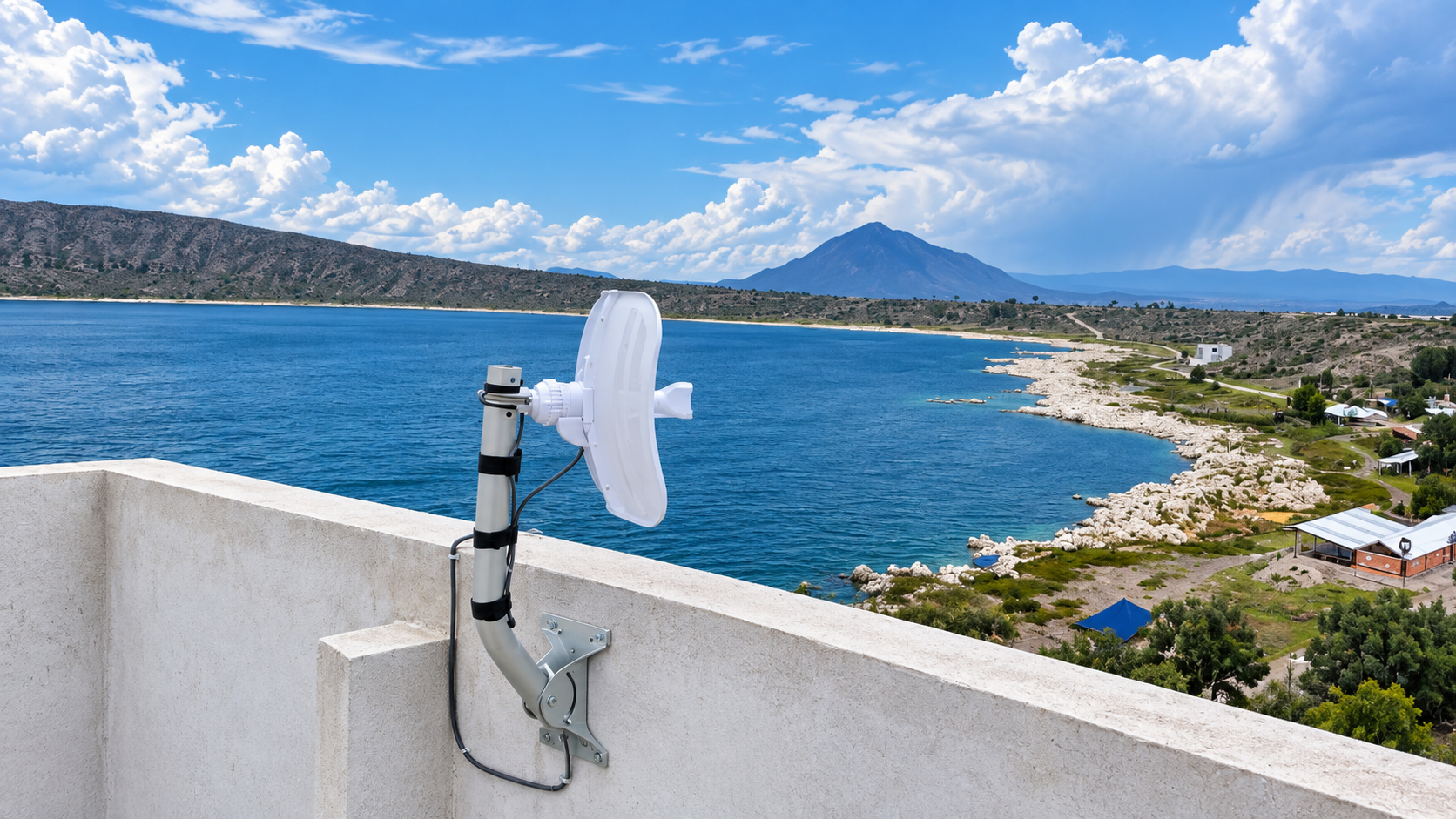 Una antena de internet instalada junto a una laguna.